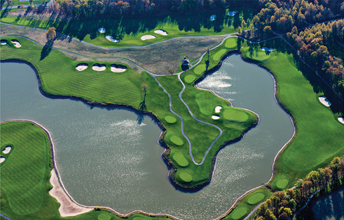  coup aérien de trou de golf avec un grand risque d'eau