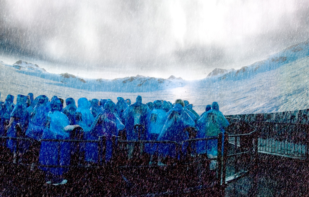  les gens dans des imperméables plus bleus regarder un film 4-D sur grand écran