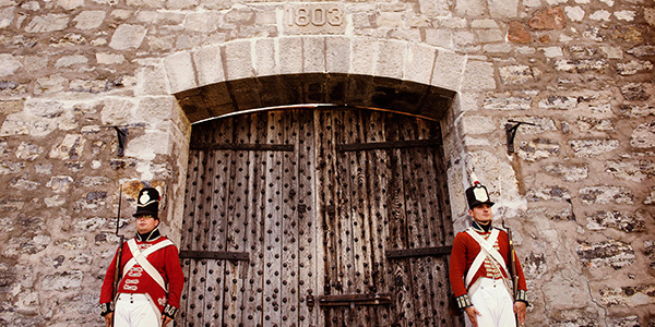 Soldats gardant une porte