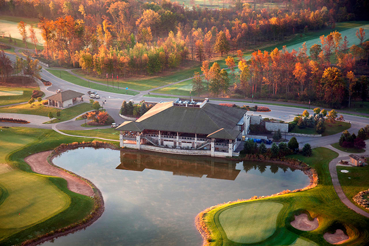 Clubhouse situé sur un grand étang avec des trous autour