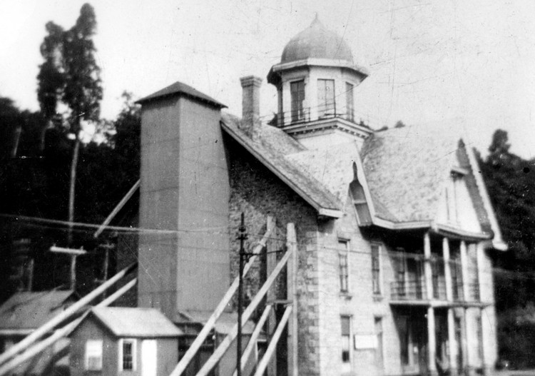 Saul Davis' Table Rock House with Elevator