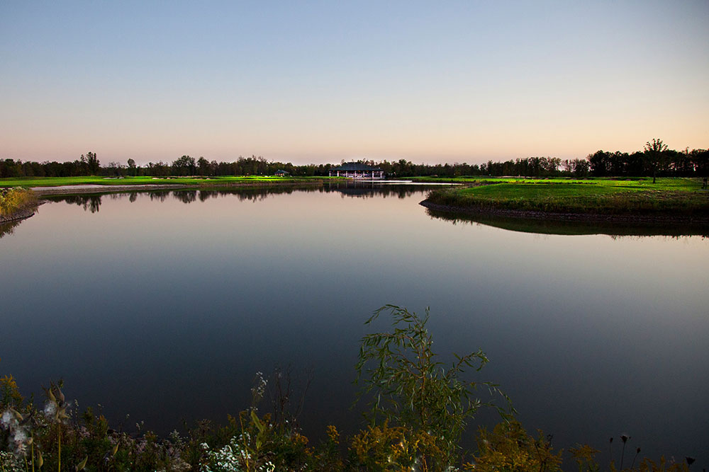 A longshot of the Legends on the Niagara Restaurant and Golf Course